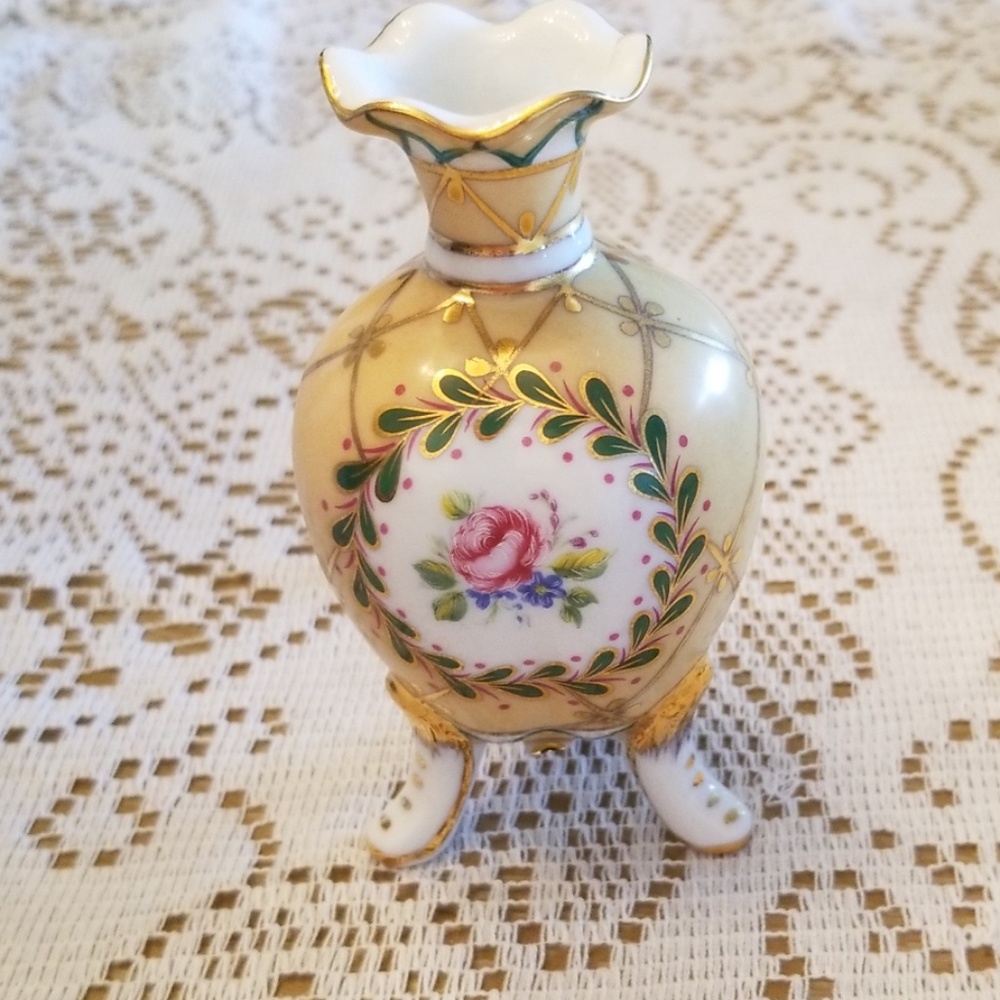 Scalloped Edge Bud Vase with Rosebuds &24k gold